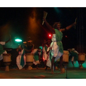 Les Tambours du Burundi - Le groupe Les Tambours du Burundi sur scène lors du festival de 2004.