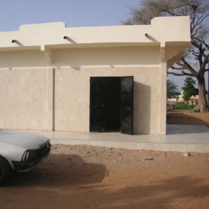 Vue Face Nord Ced@c - La face Nord du Ced@c, la ou il y a le Gardien et le centre Internet. On peut voir aussi la 505 Enfance Action. Ce véhicule permet tout déplacement de l'association au Sénégal.