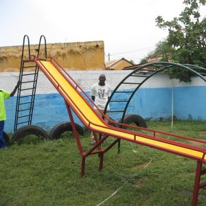 Zone de jeu - la zone de jeu de la garderie de Meckhé. On peut voir Mamoudou Sy président d'Enfance Action Sénégal, avec le t-shirt de l'association.